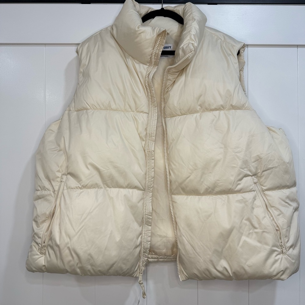 Old Navy Women's Off-White Puffer Vest